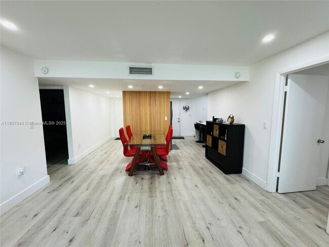 Building Photo - 1555 W 44th Pl