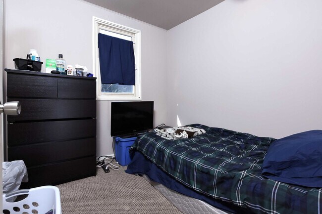 Building Photo - 4 bedroom in South Side