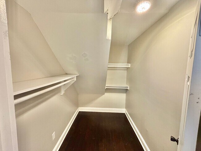 Building Photo - 513 E Ormsby Ave