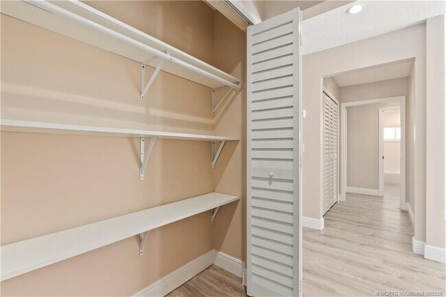 Building Photo - 4590 SE Glen Ridge Trail