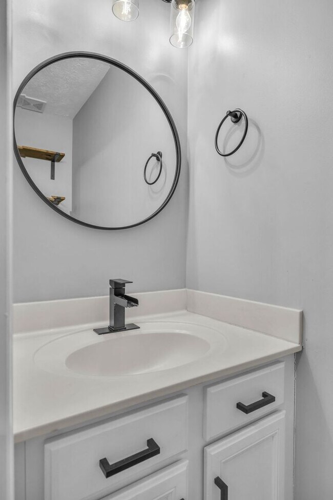 Building Photo - Move-in Ready Townhome in heart of Spring Hill