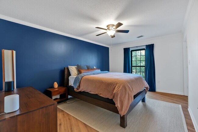 Building Photo - 25109 Plantation Dr NE