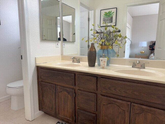 Building Photo - Charming 3-Bedroom, 2.5-Bathroom Home Avai...
