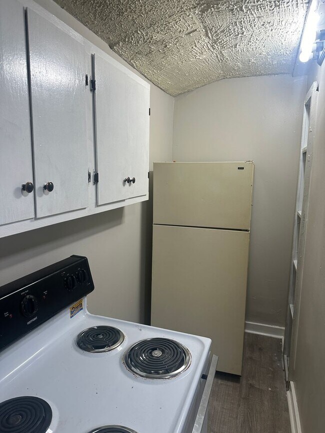 Building Photo - 409 N Gray St