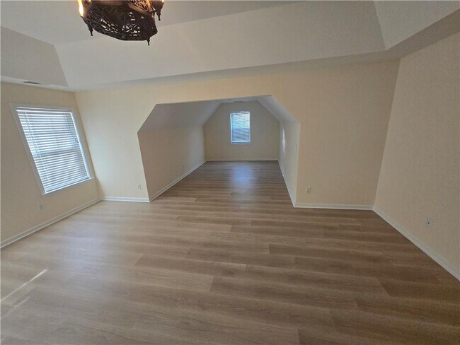 Building Photo - 2206 Creekway Dr