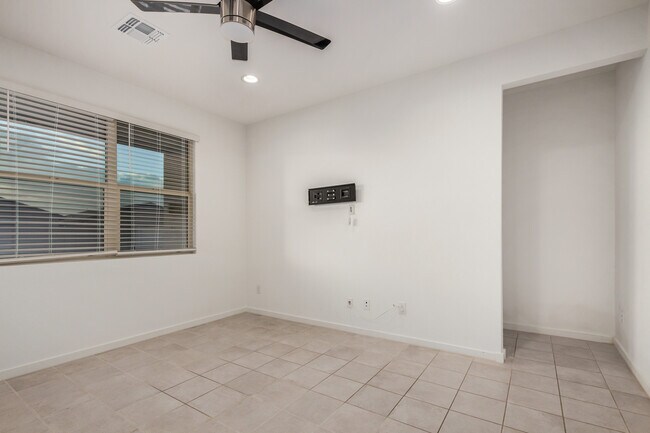 Building Photo - 2792 James Ave
