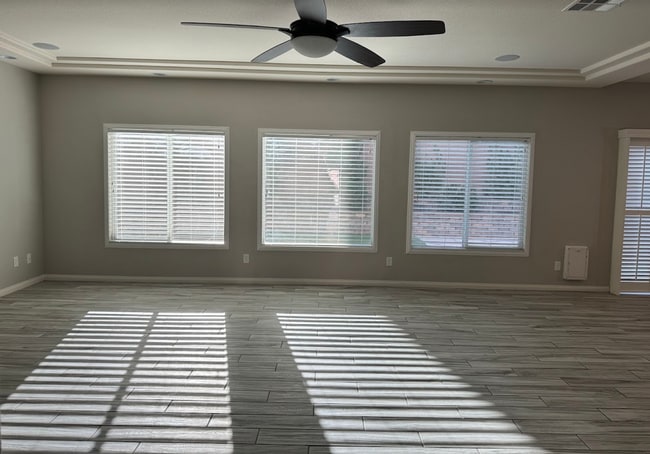 Building Photo - Large Stunning 5 Bedroom Home in the South...