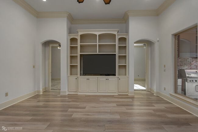 Building Photo - 322 Paris Pl