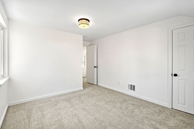 Building Photo - Newly Renovated 3 Bed/2.5 Bath Home - Cent...