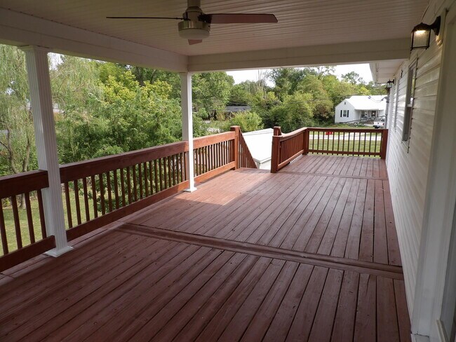 Building Photo - 102 Cedar Dr