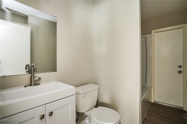 Building Photo - 902 SW 11th Ct