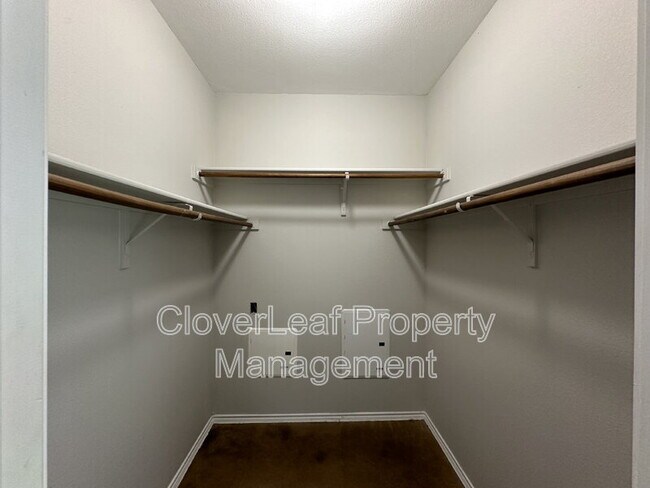 Building Photo - 5718 Golf Heights