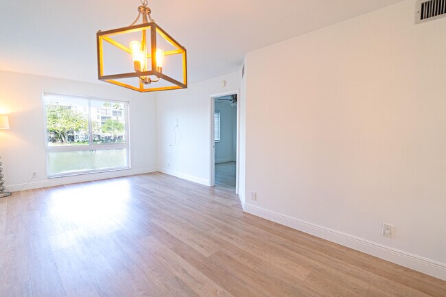 Building Photo - 2108 S Cypress Bend Dr