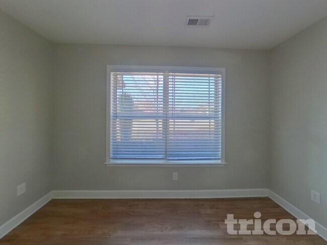 Building Photo - 580 Marchbanks Rd