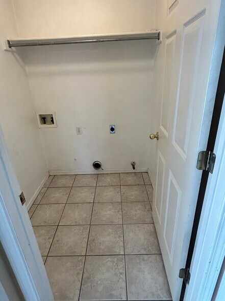 Laundry Room - 1928 Lovers Ln