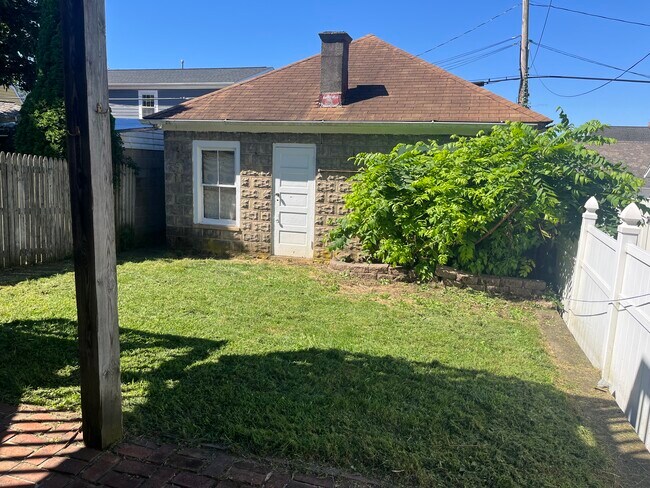 Building Photo - 420 Porter St