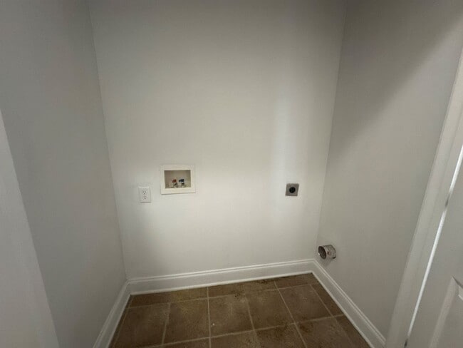 Building Photo - Available now! Lake-area living, 2 Bedroom Apartment