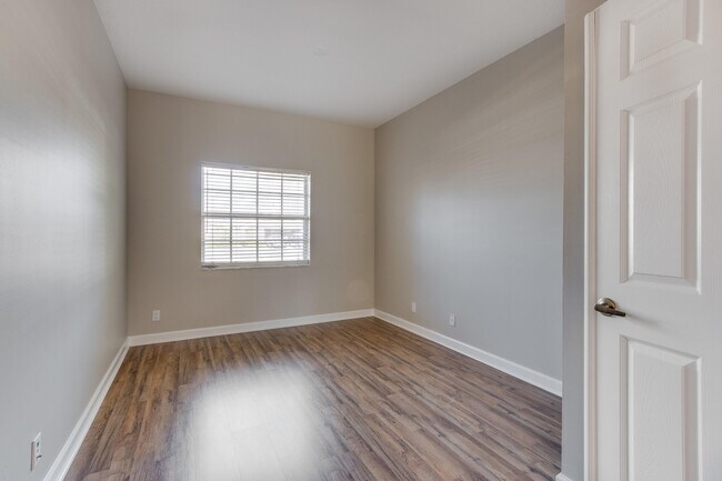 Building Photo - 14185 Greentree Dr