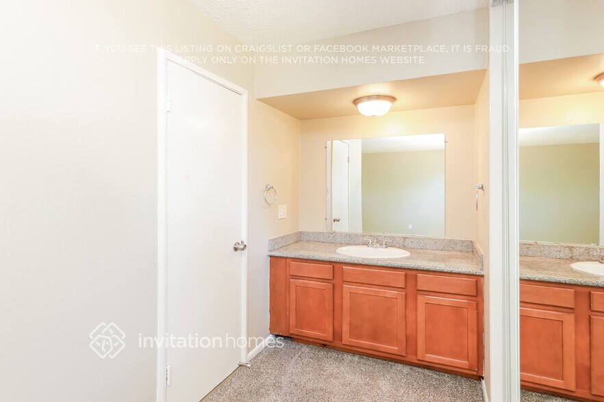 Building Photo - 525 Falcon Dr