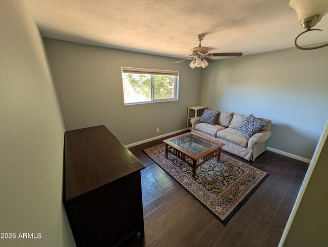 Building Photo - 1039 E Larkspur Ln