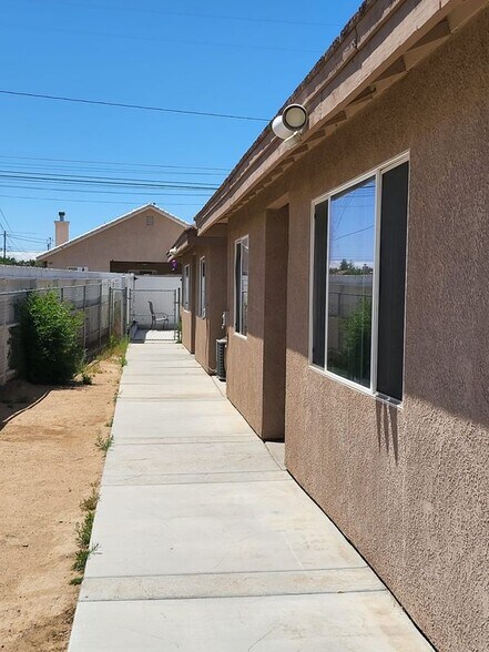 Building Photo - 16475 Vine St
