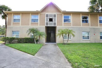 Building Photo - Spacious 2/2 Condo Located in the Gated Community of Hawthorne Village - Orlando!