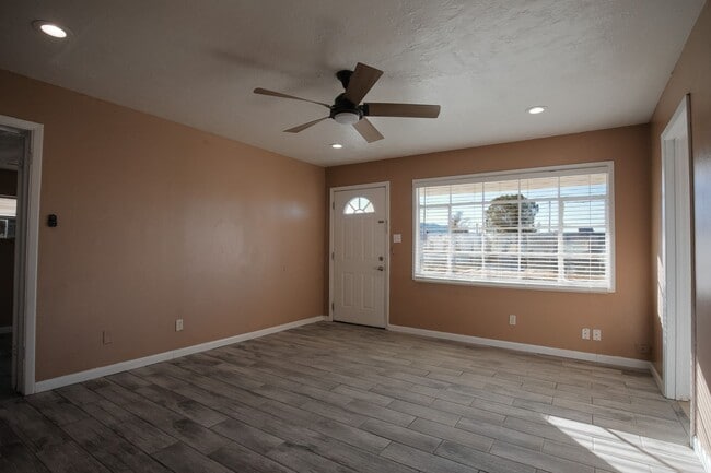 Building Photo - Cute 3 bedroom, 1 Bath Home on a large corner lot