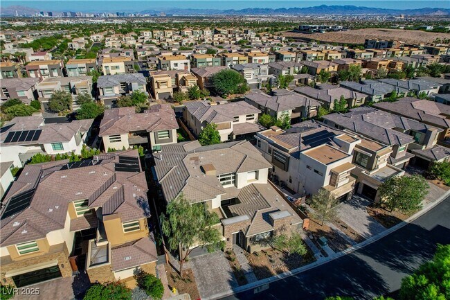 Building Photo - 68 Grey Feather Dr