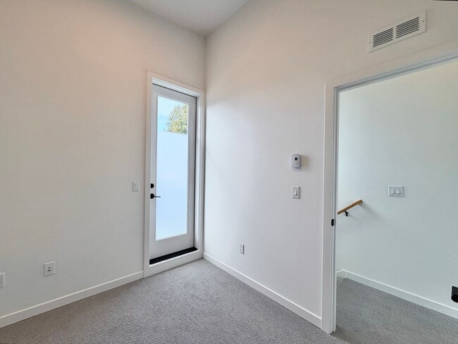 Building Photo - Modern 3-Level Townhome (2020) with Private Garage, Roof Deck & A/C