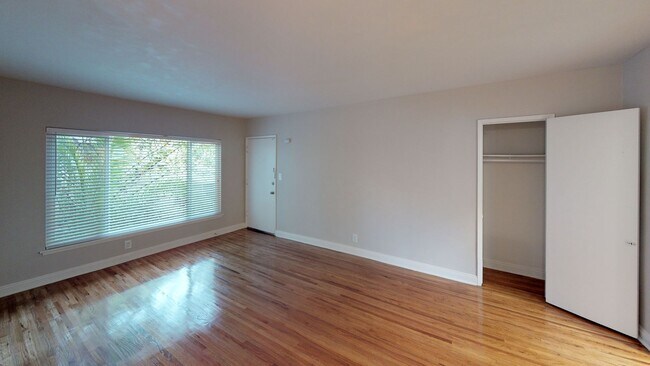 Building Photo - Reno Hoover Apartments..Beautiful, Spaciou...