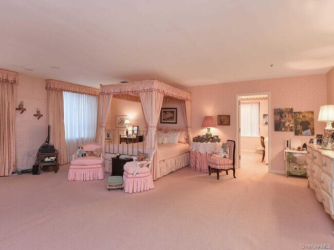 Building Photo - 123 Middle Neck Rd