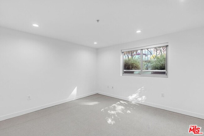 Building Photo - 901 Flower St