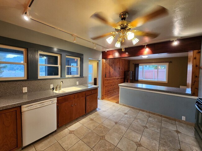 Building Photo - Duplex Home in Rio Dell!