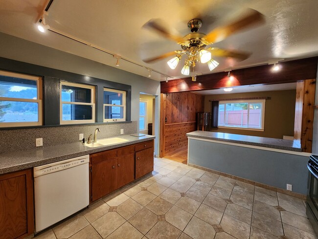 Building Photo - Single Family Home in Rio Dell!