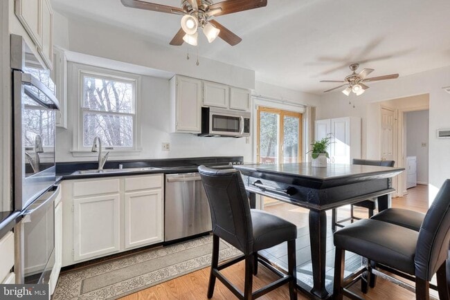 Building Photo - 10595 Blue Bell Way