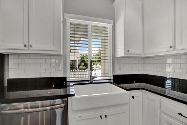 Building Photo - 1365 Hanz Dr