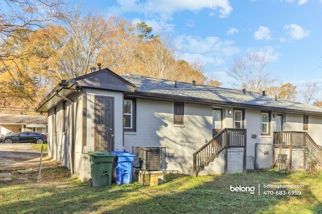 Building Photo - 839 Commodore Dr NW