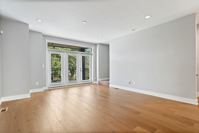 Building Photo - 1009 N Park Ave