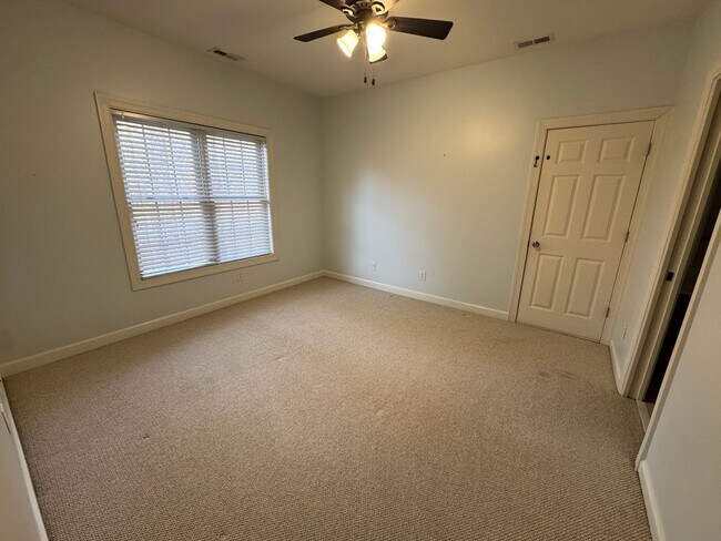 Building Photo - Available to Show