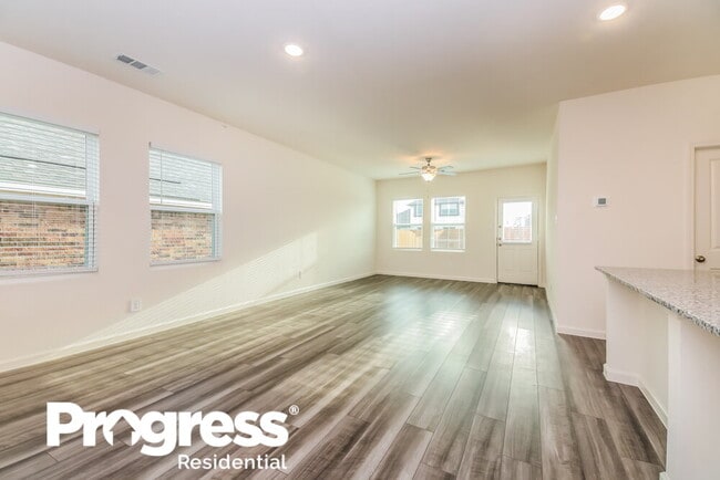 Building Photo - 734 Oakhurst Dr
