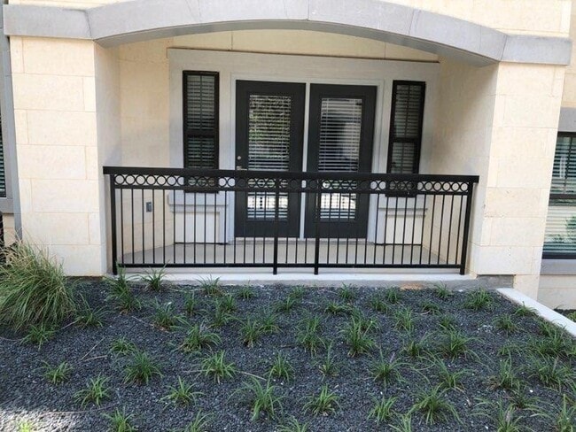 Building Photo - 200 Maple Ln