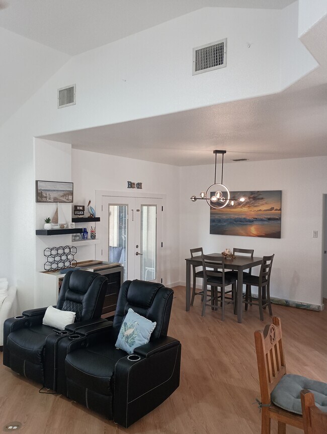 Building Photo - 15829 Vincent Dr