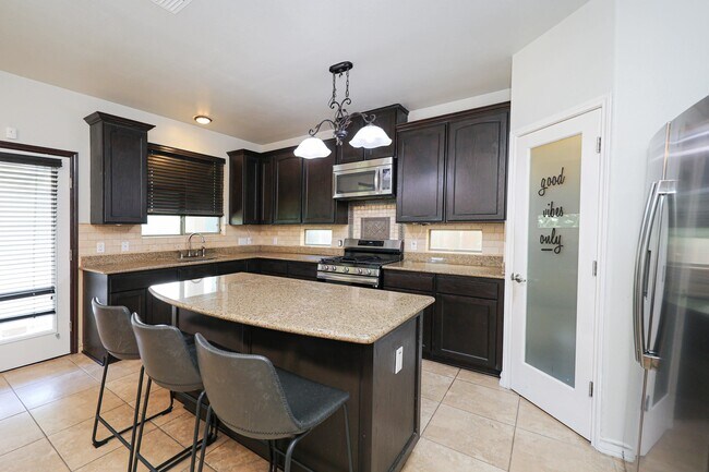 Building Photo - 9813 Sandhill Dr
