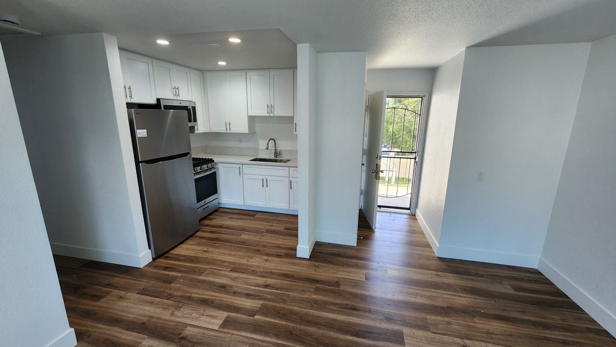 Building Photo - 988 El Camino Dr