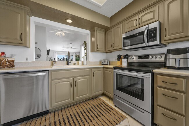 Building Photo - 699 Vista Lago Cir N