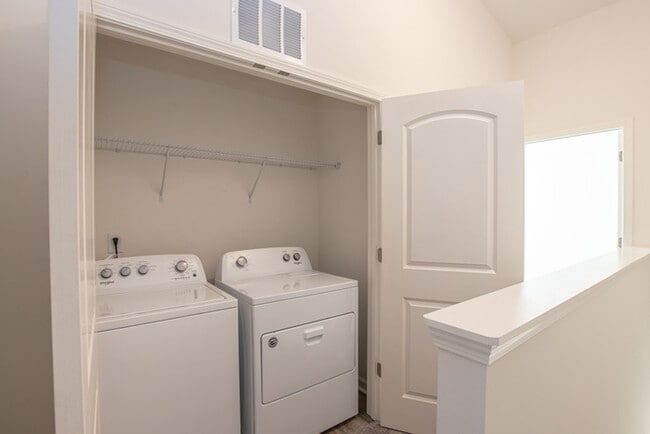 Building Photo - Two bedroom 2 1/2 bath townhome in great l...