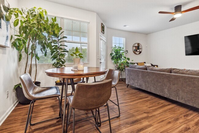 Building Photo - Well maintained 3-Bed 2.5 Bath Townhouse i...