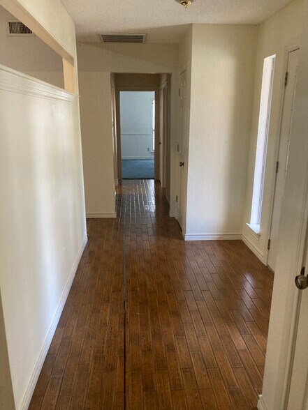 Front Hallway - 2929 Cresthaven Dr