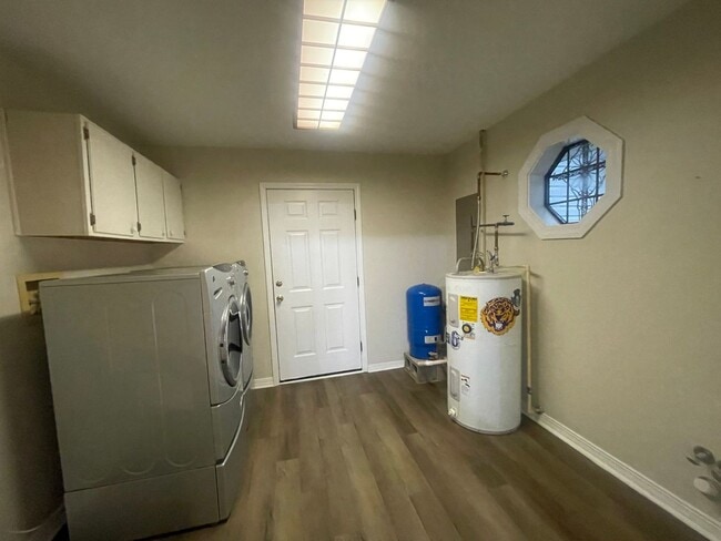 Building Photo - Cypress Lake Front Property in Benton!