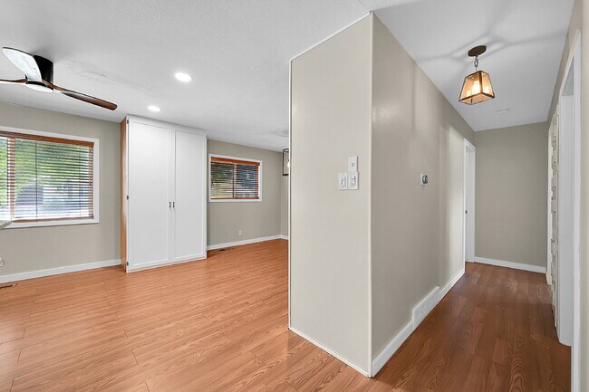 Building Photo - $2,195.00 - 3 Bedrooms, 2 Bathrooms, Singl...